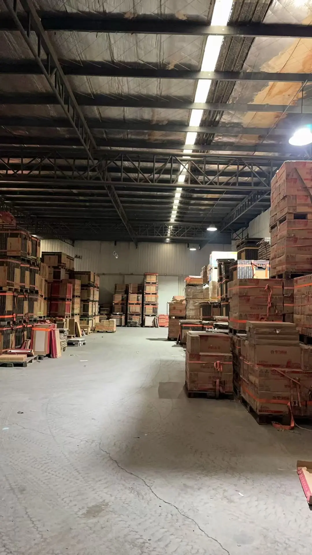 大型瓷砖仓库批发