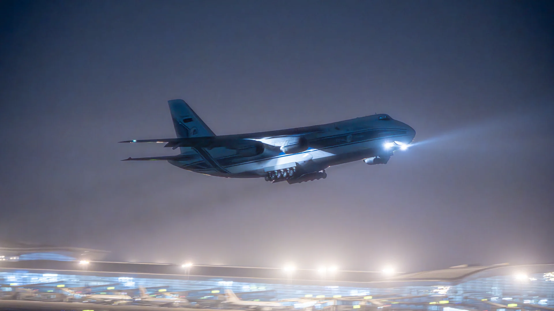 安124造访天津滨海国际机场