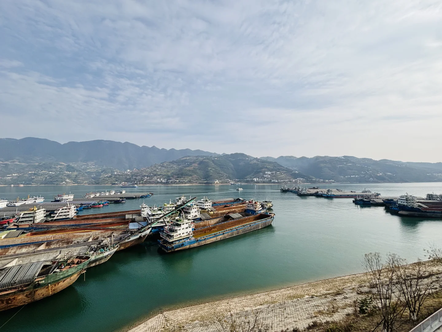 百舸争流 逸兴遄飞 奉节货轮锚地