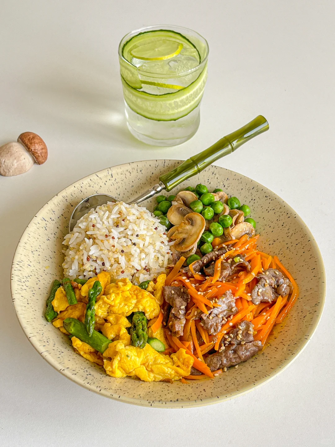 干净饮食?牛肉炒胡萝卜藜麦饭?无糖汽水