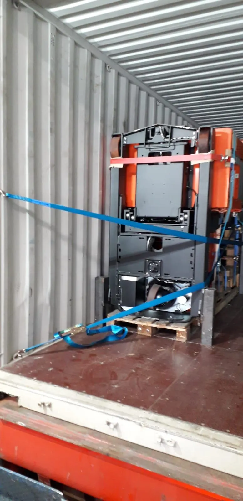 荷兰进口温室设备卸车