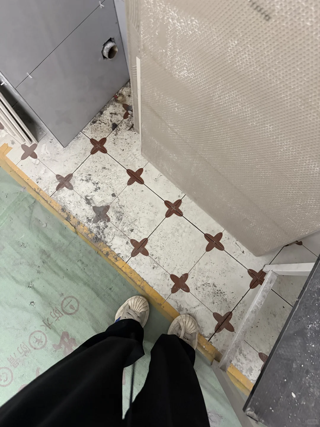 这组「复古花砖+柔纹墙砖」把氛围感焊在墙上