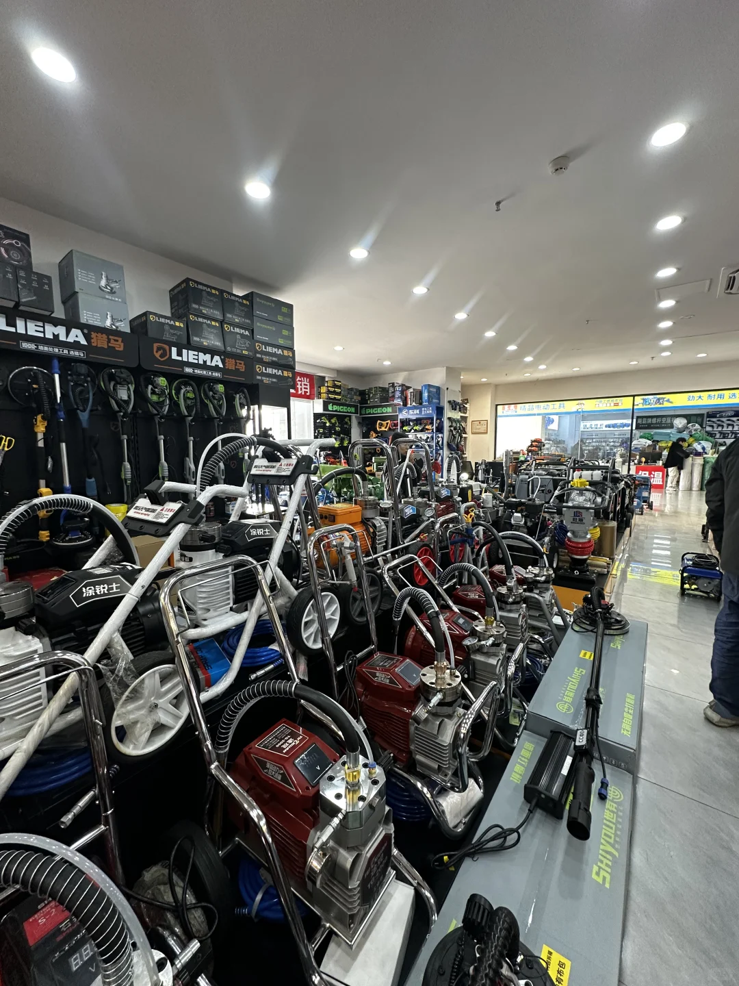 工具店里热闹非凡！