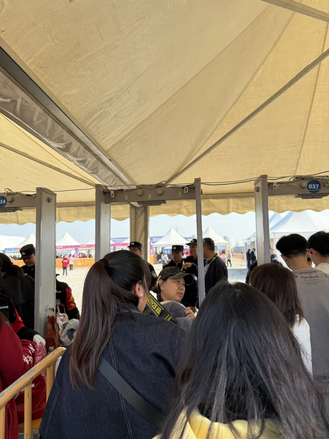 公主们走最右边帐篷，右边第四个安检口