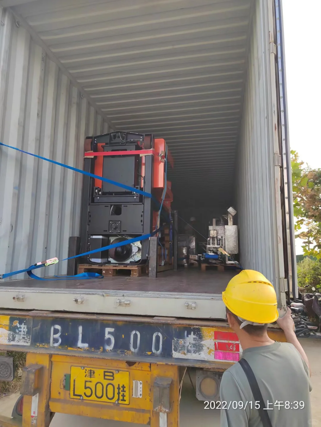 荷兰进口温室设备卸车