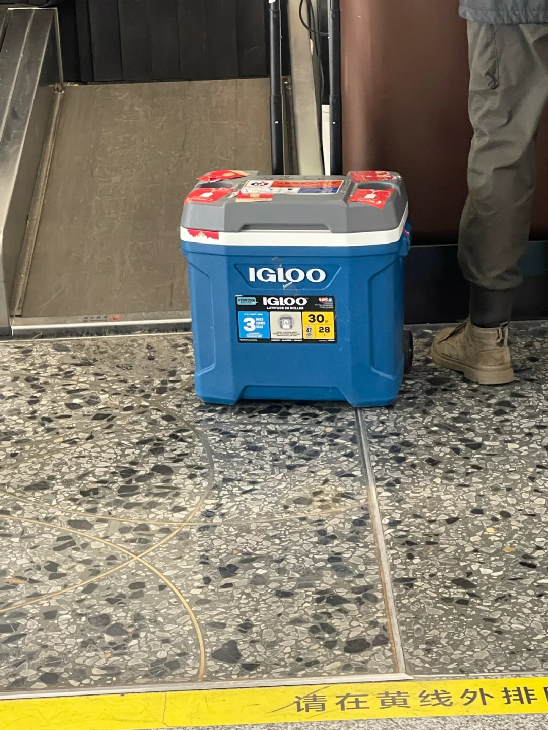 托运排队时一个男生插队，看了眼箱子才明白