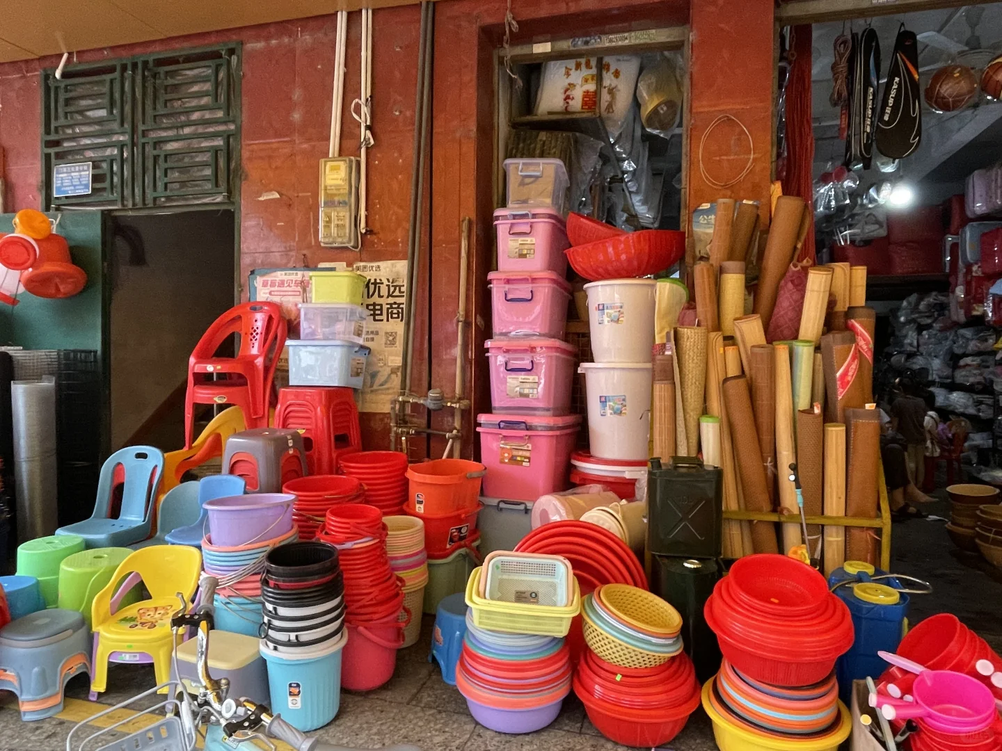 英德乡镇里的一家百货店?