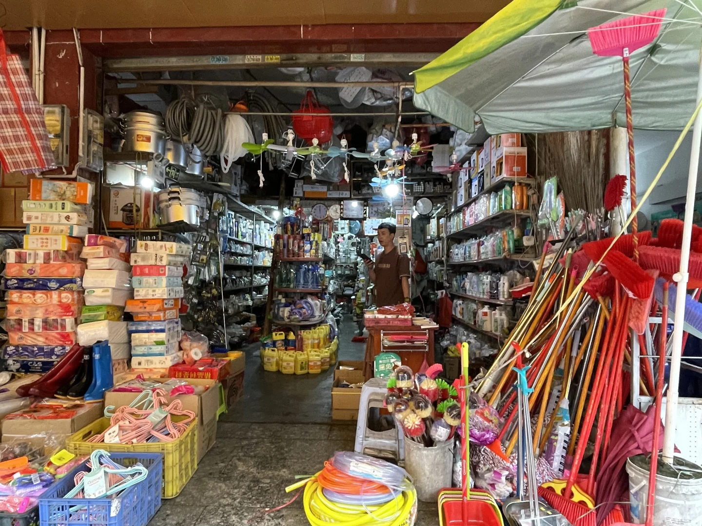 英德乡镇里的一家百货店?