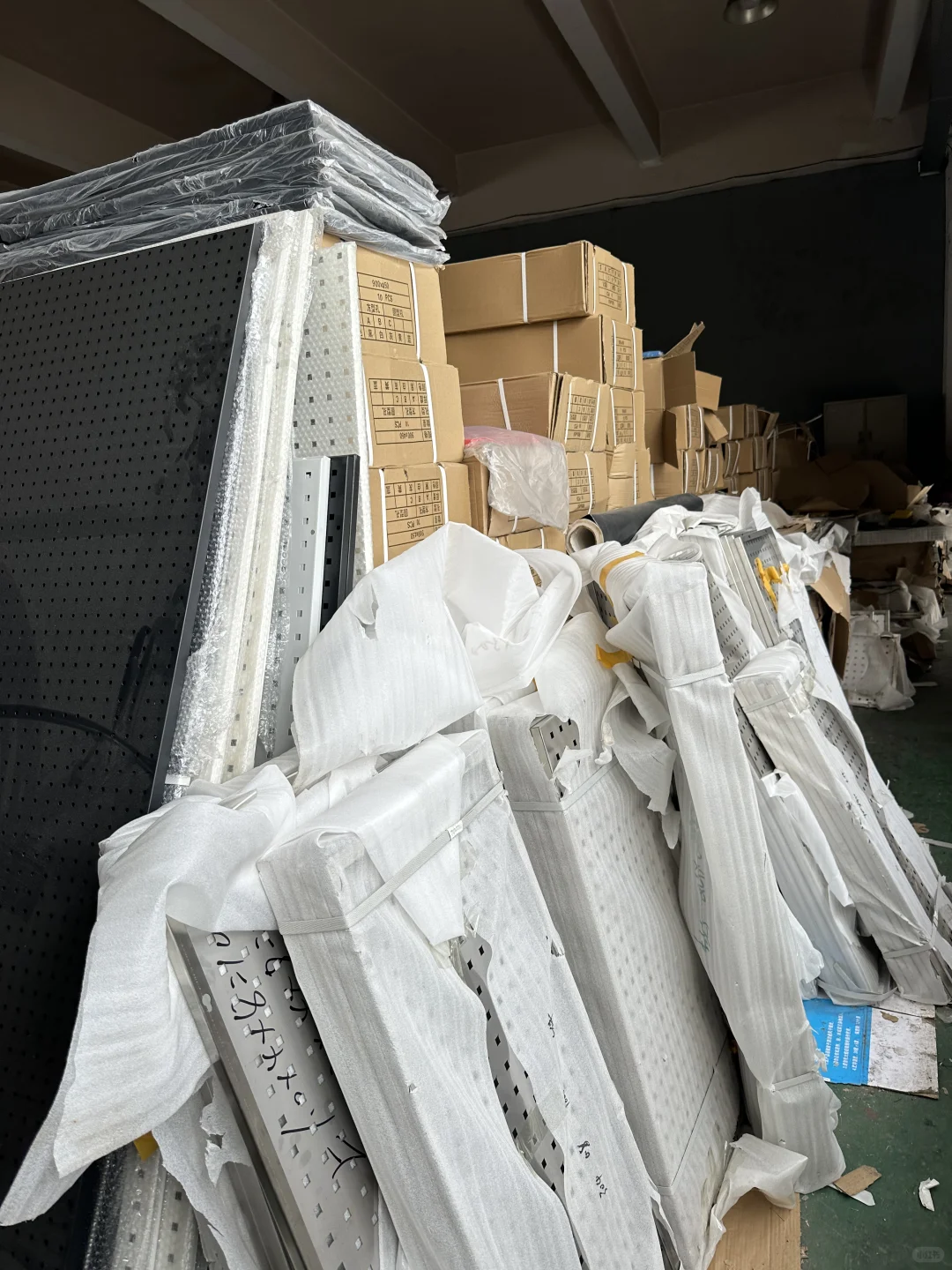 去工厂终于买到了质量好的洞洞板