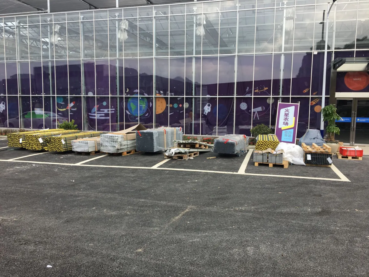 荷兰进口温室设备栽培架卸车