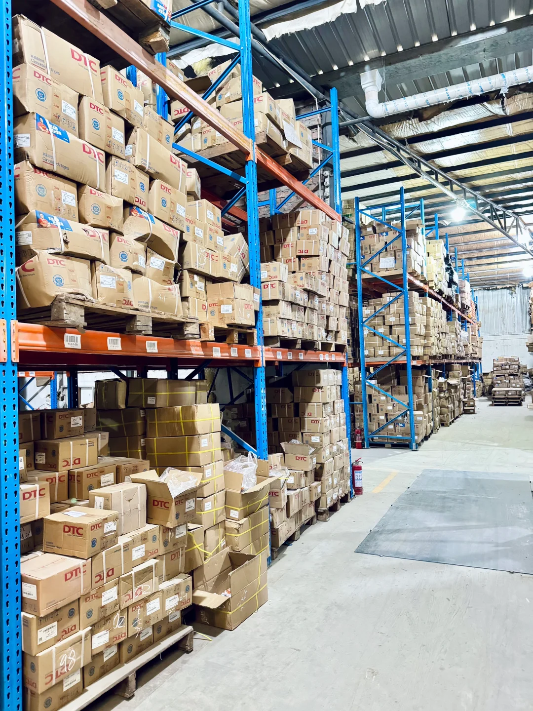 成都-开了19年的五金仓库，大到无法想象