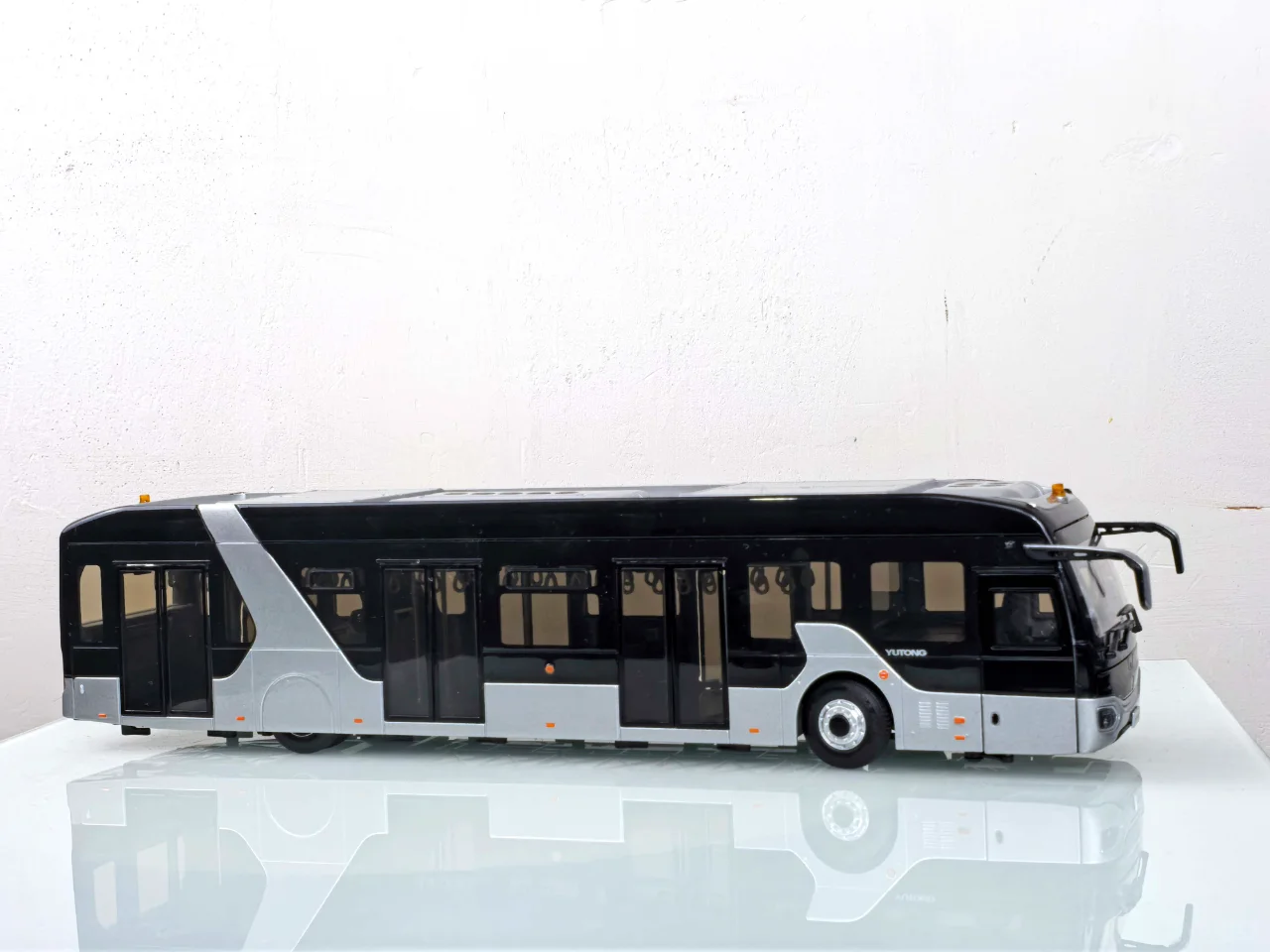 1:43宇通客车模型机场摆渡车-乘风天地间