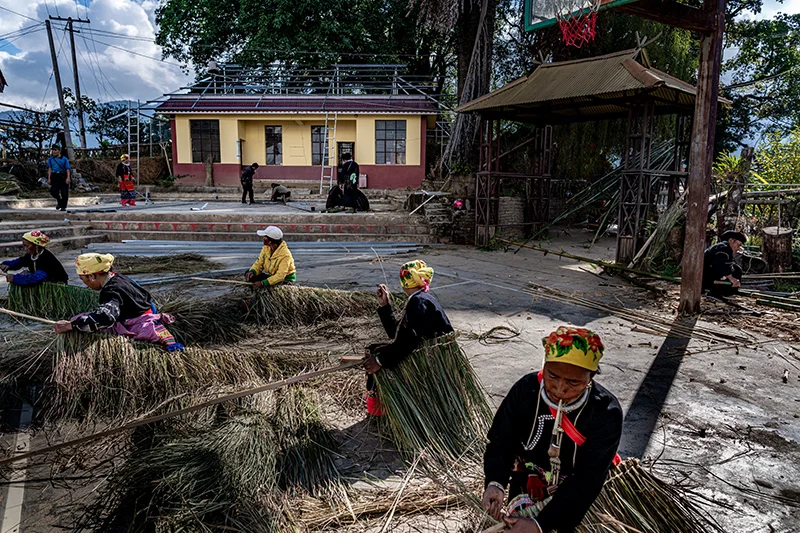 56个民族之佤族——齐心协力盖大房