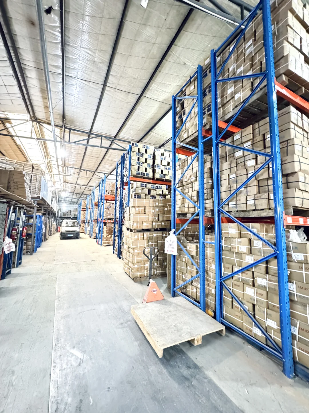 成都-开了19年的五金仓库，大到无法想象