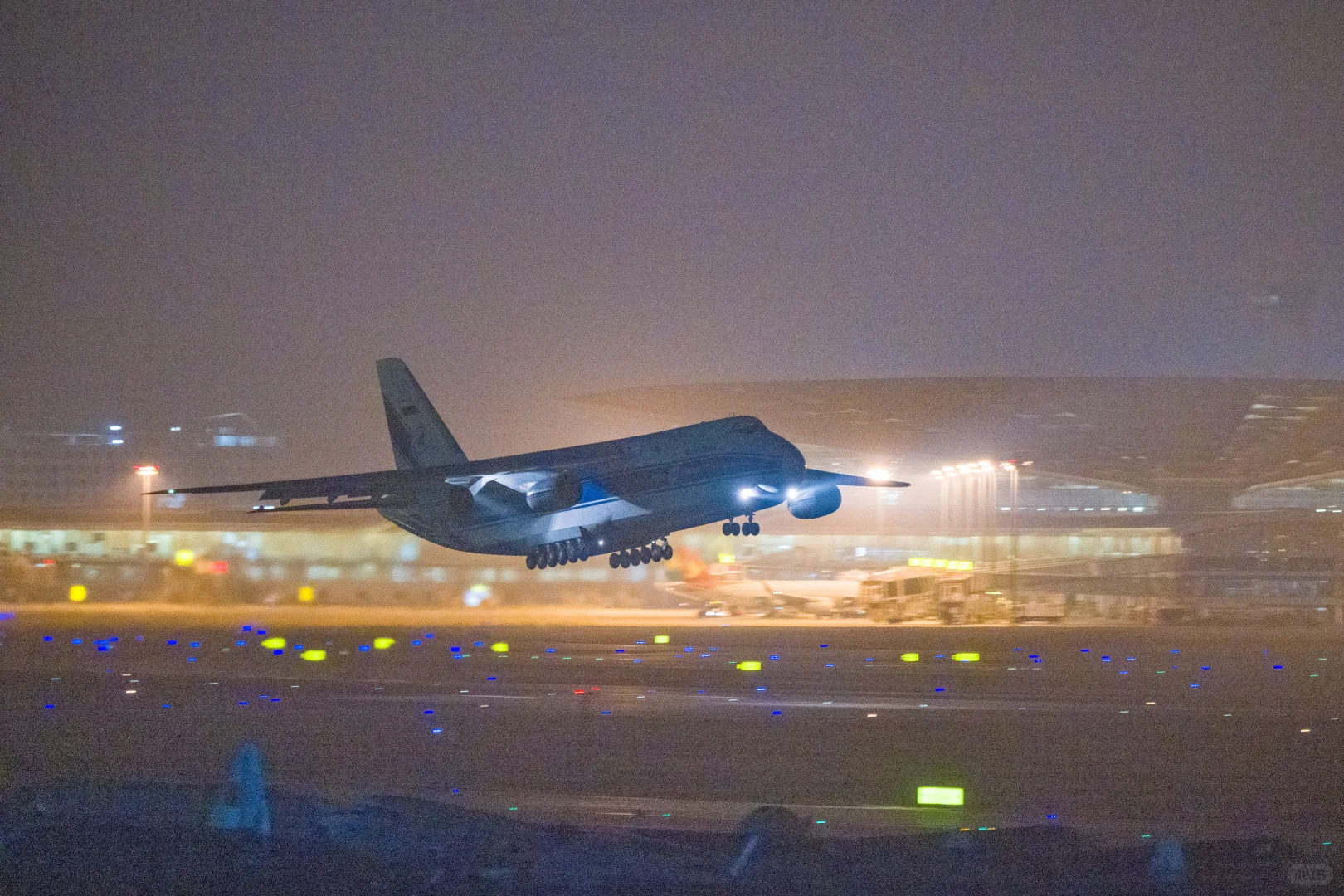 安124造访天津滨海国际机场