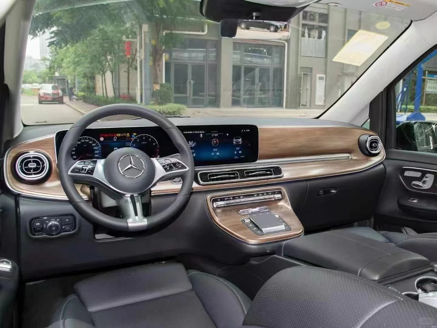 奔驰威霆升级V300L仪表台