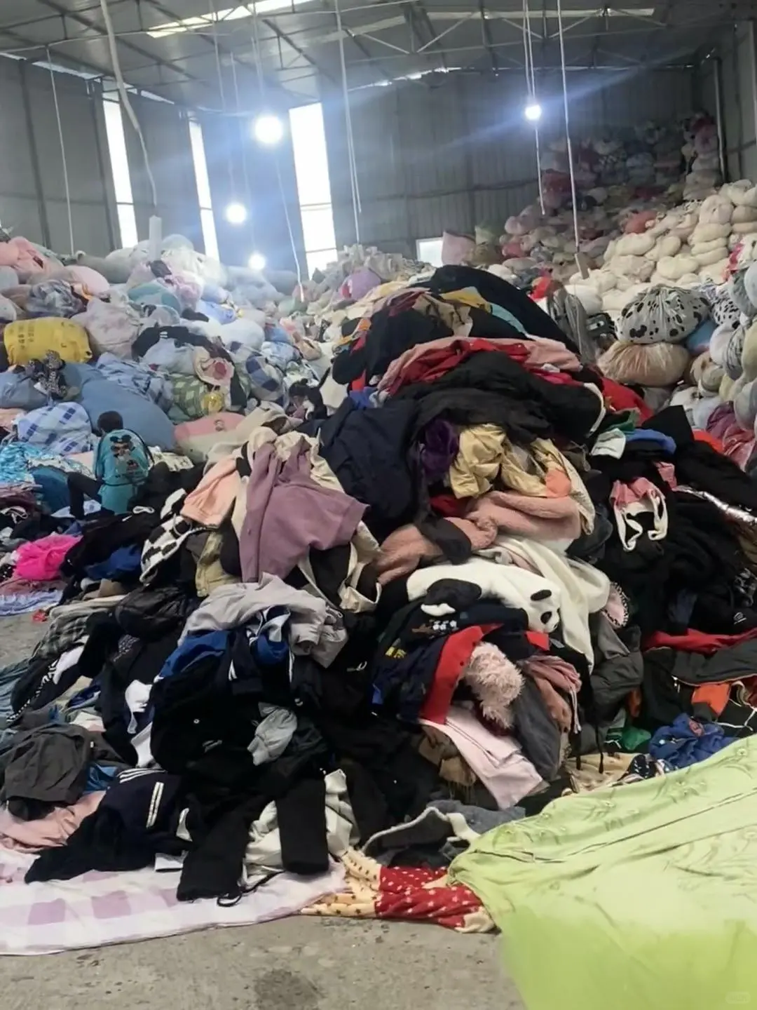 年轻人为啥对旧衣物回收避之不及？门道揭秘！