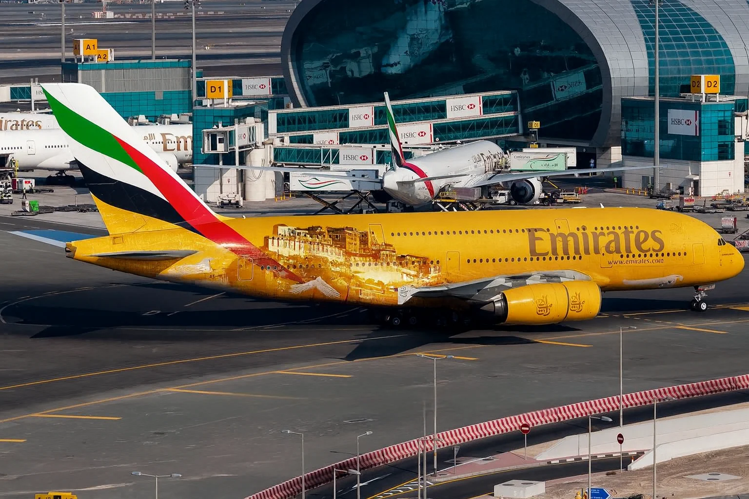 拉萨机场内场拍摄两架阿联酋航空A380