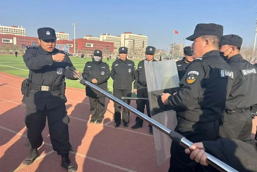 银川科技学院携西夏特警开展安保器材使用