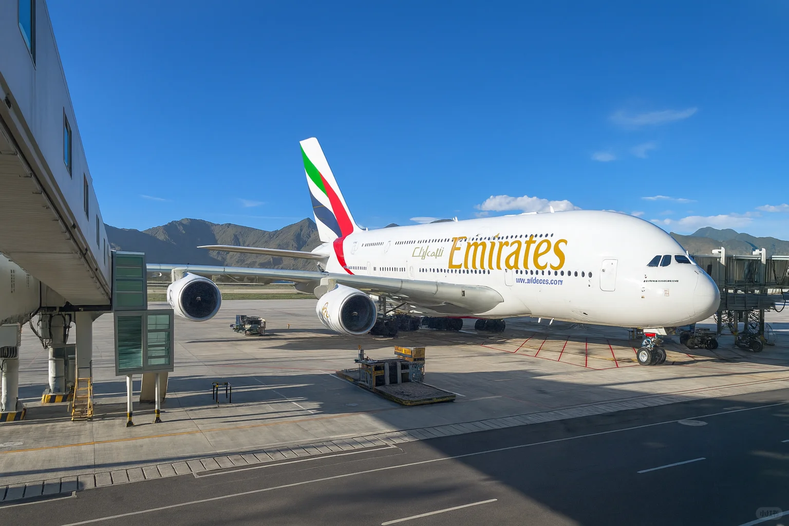 拉萨机场内场拍摄两架阿联酋航空A380