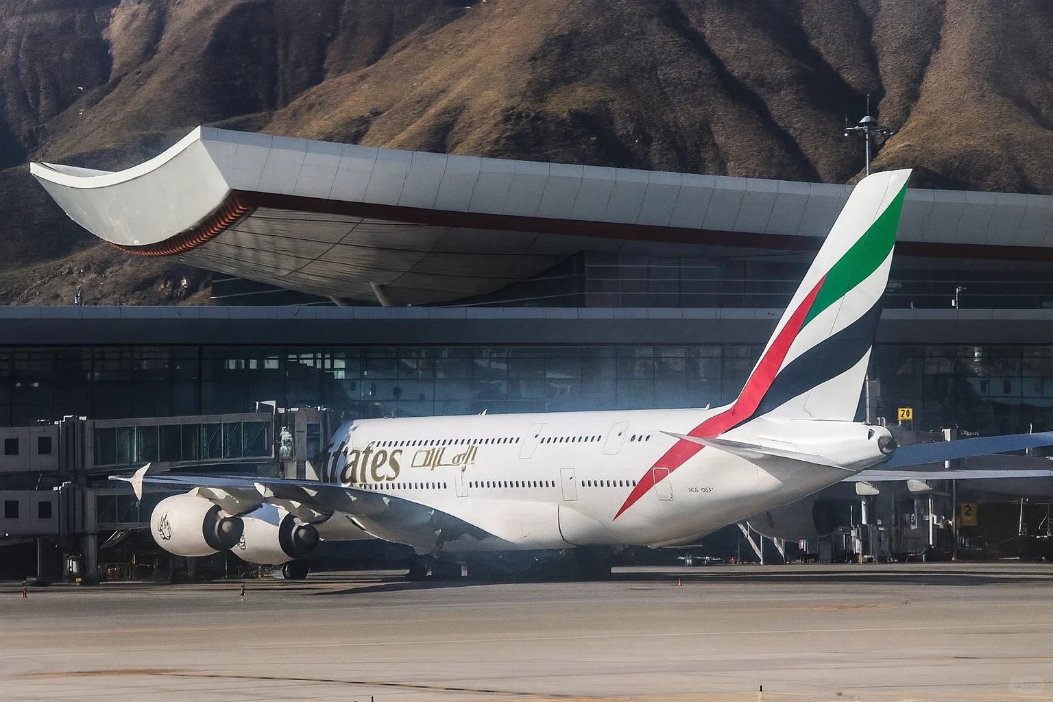 拉萨机场内场拍摄两架阿联酋航空A380