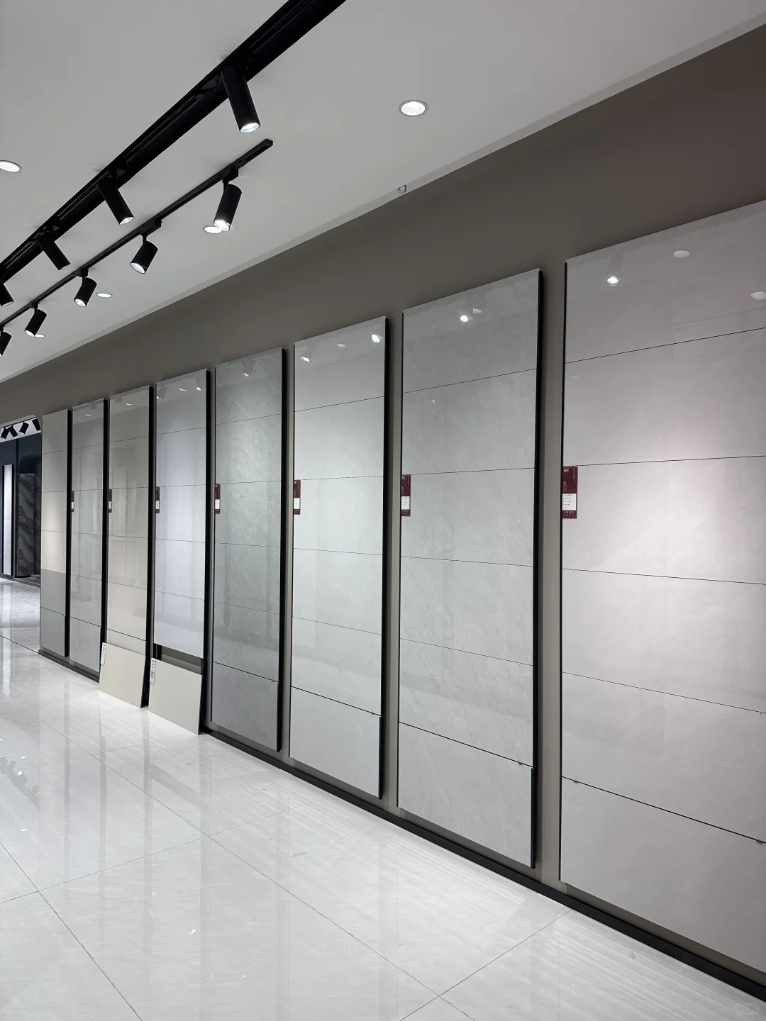 哇 在东营发现一家瓷砖批发仓库