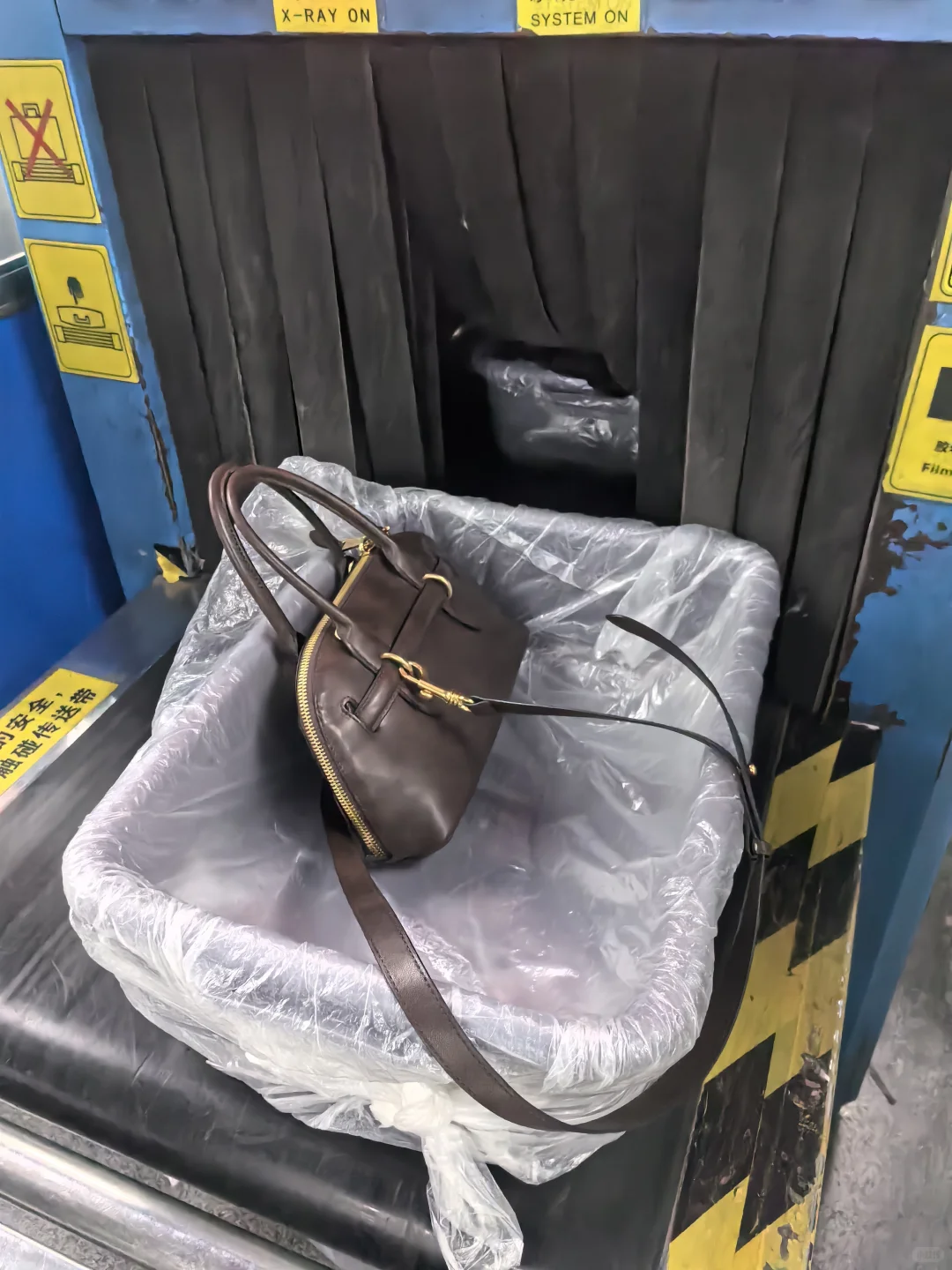 地铁安检的框子挺实用的，除了土，没毛病