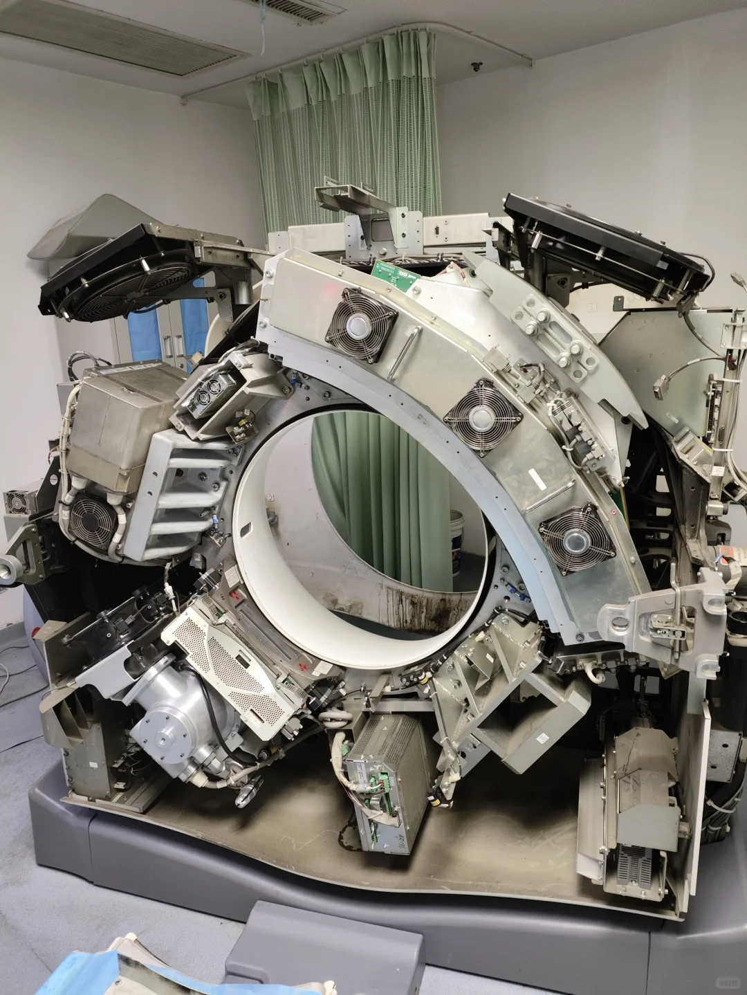 没有外壳的CT 设备成像有伪影