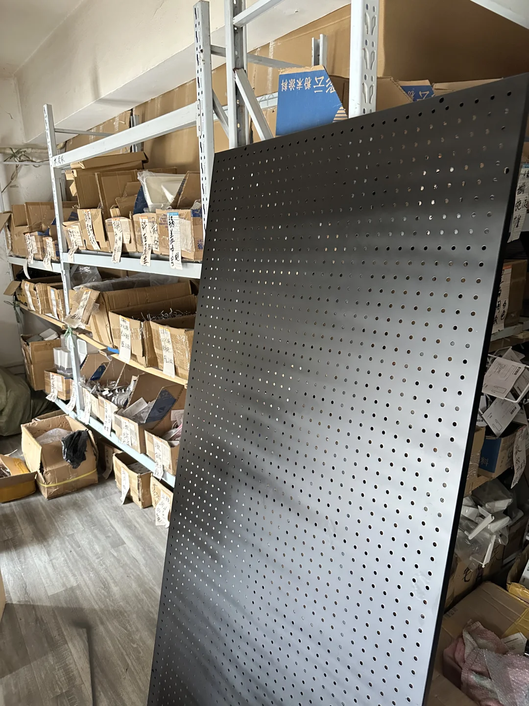 去工厂终于买到了质量好的洞洞板