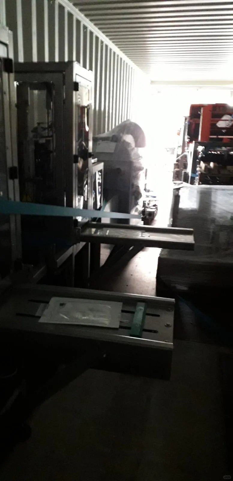 荷兰进口温室设备卸车