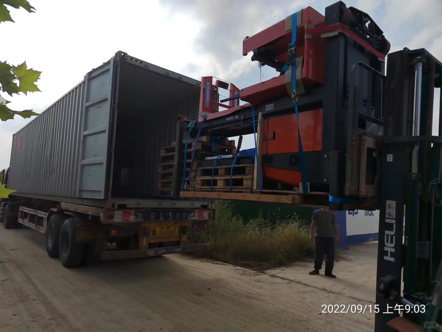 荷兰进口温室设备卸车