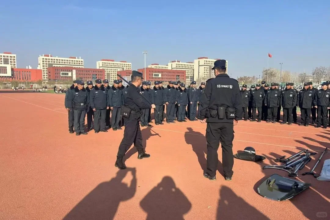 银川科技学院携西夏特警开展安保器材使用