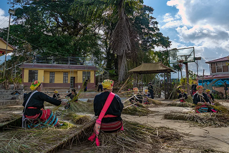 56个民族之佤族——齐心协力盖大房