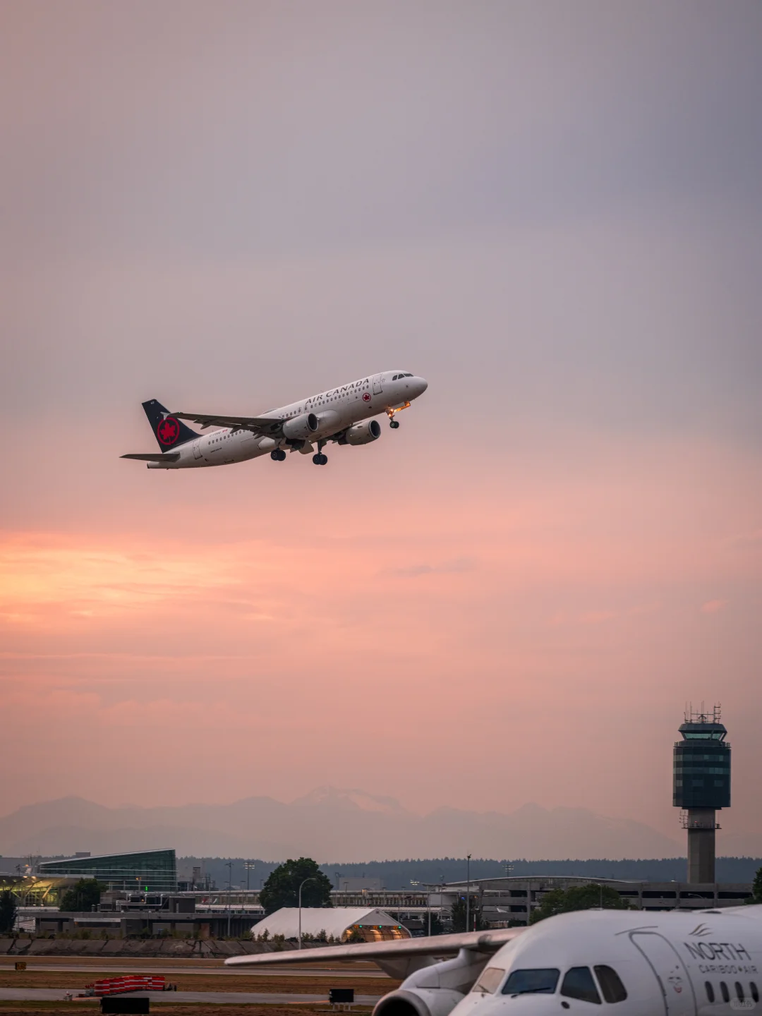 温哥华机场，有一个“官方看飞机平台”