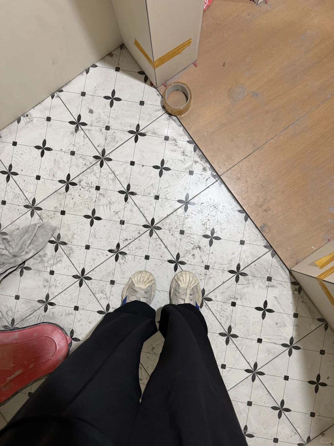 这组「复古花砖+柔纹墙砖」把氛围感焊在墙上