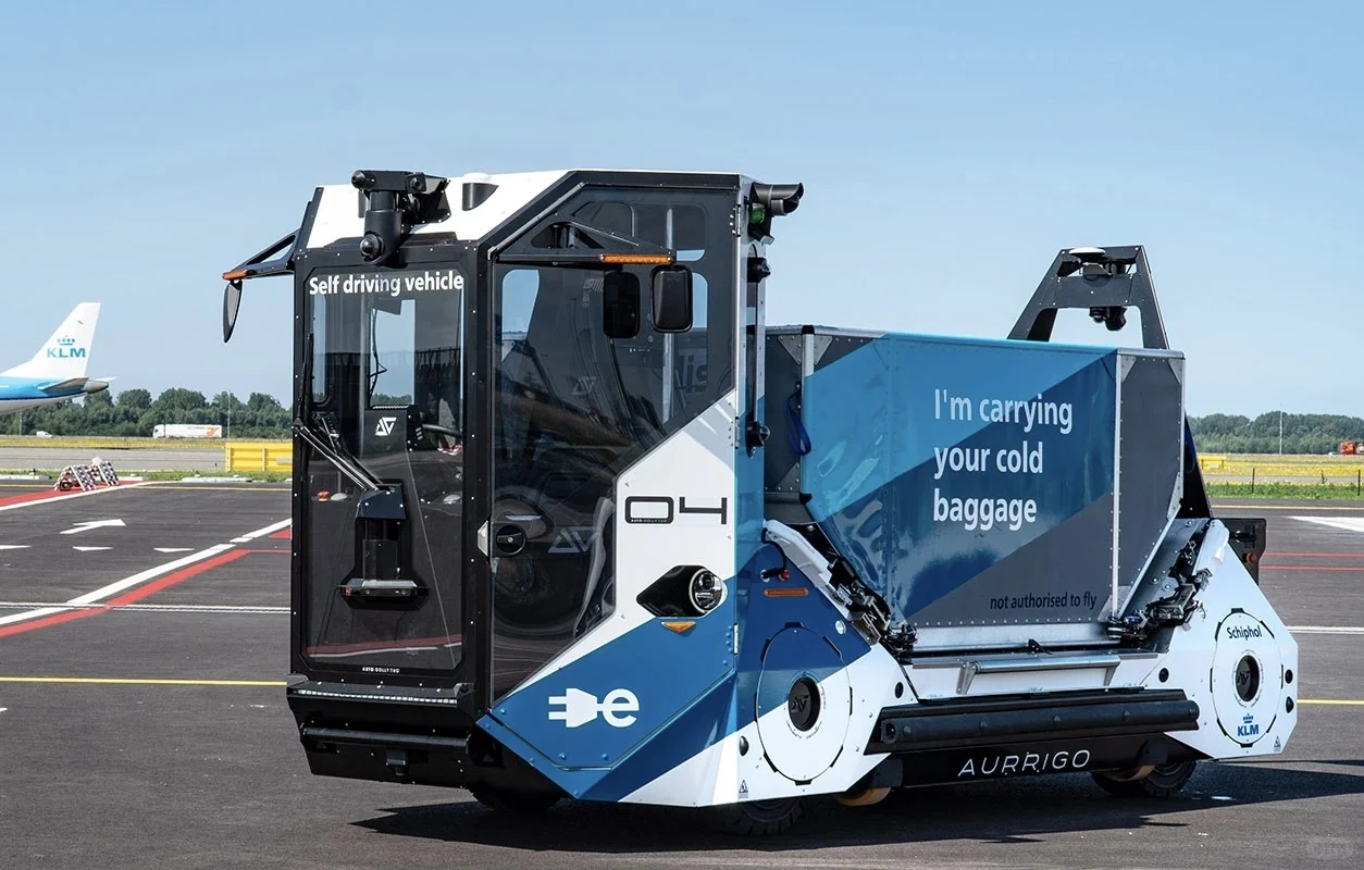 瑞士苏黎世机场无人电动行李箱拖车