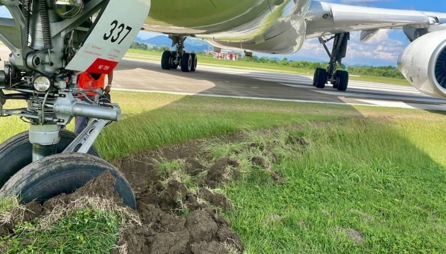 突发：墨西哥航空货运飞机冲出跑道陷入草地