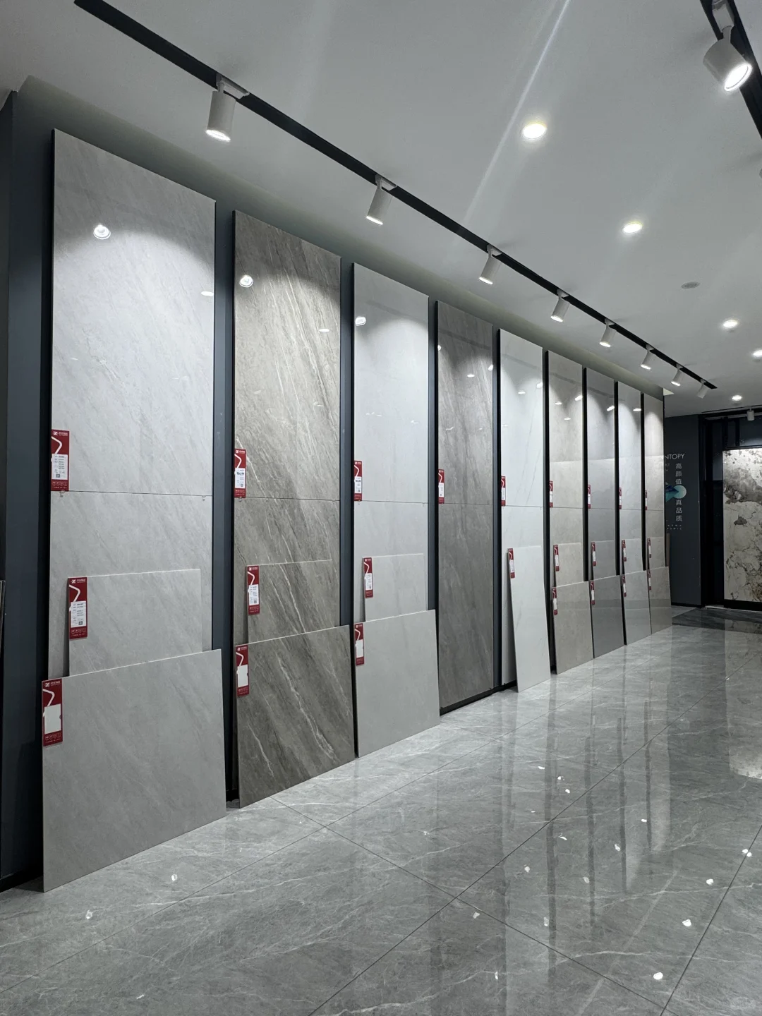 95后夫妻在晋江磁灶卖砖