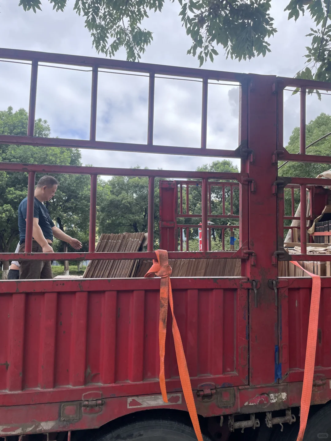 被这辆红色卡车治愈了卡车佬们