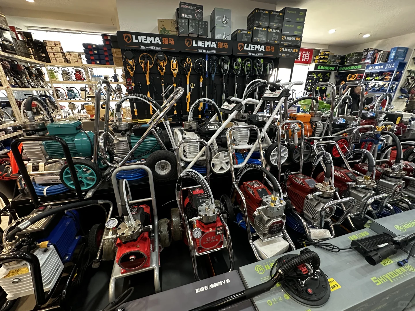 工具店里热闹非凡！