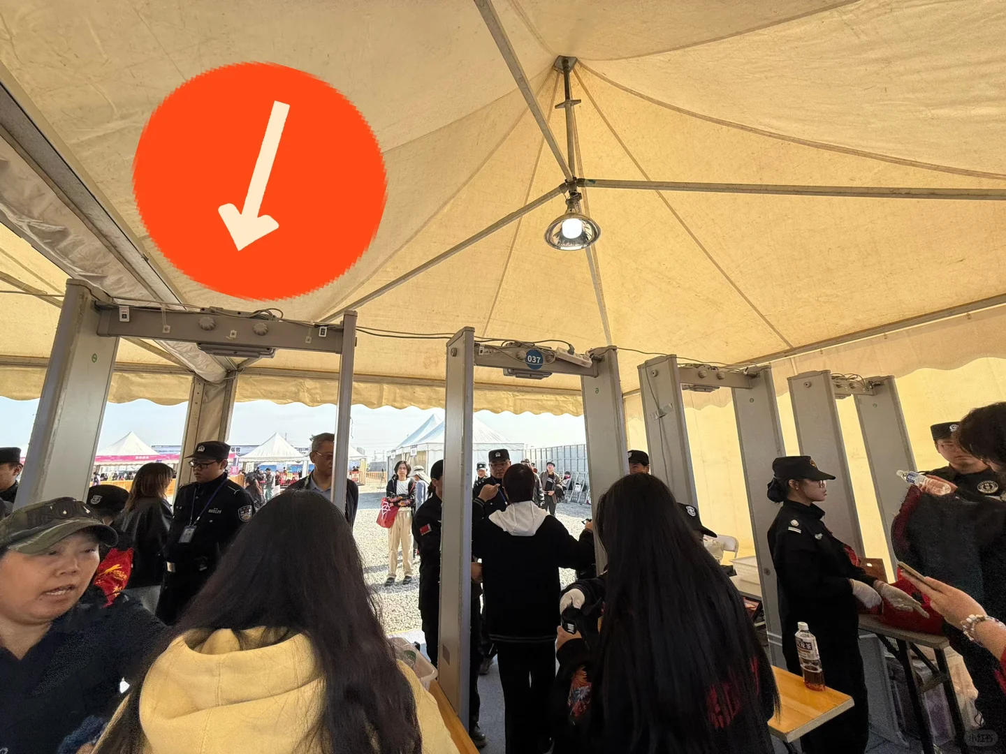 公主们走最右边帐篷，右边第四个安检口