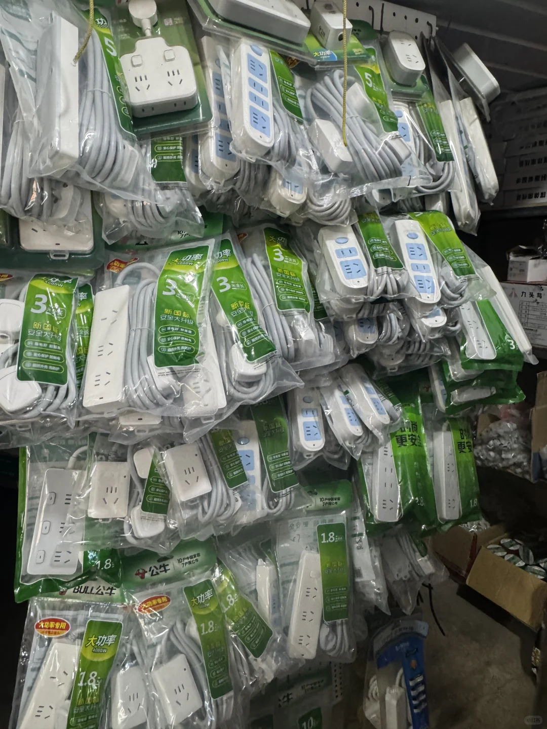 00后开建材店是种啥体验？打造面彩虹墙?