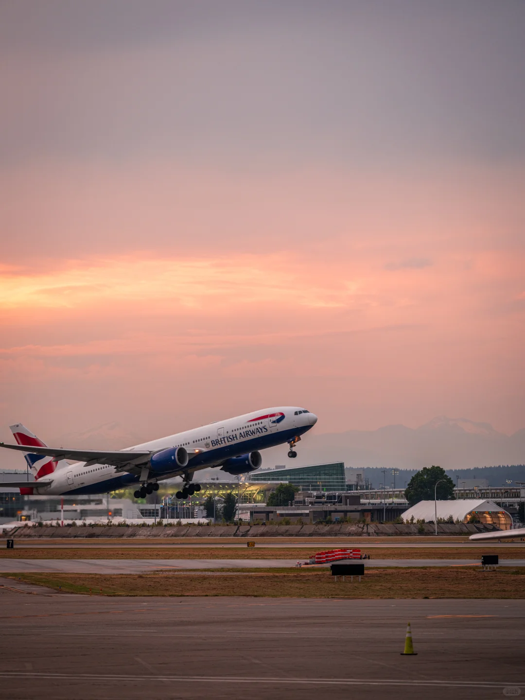 温哥华机场，有一个“官方看飞机平台”