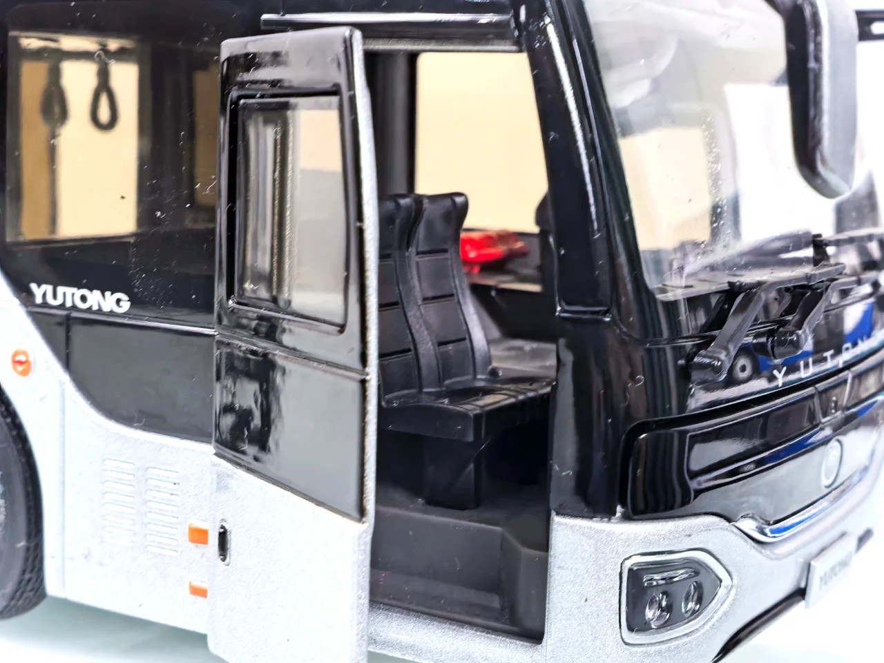 1:43宇通客车模型机场摆渡车-乘风天地间