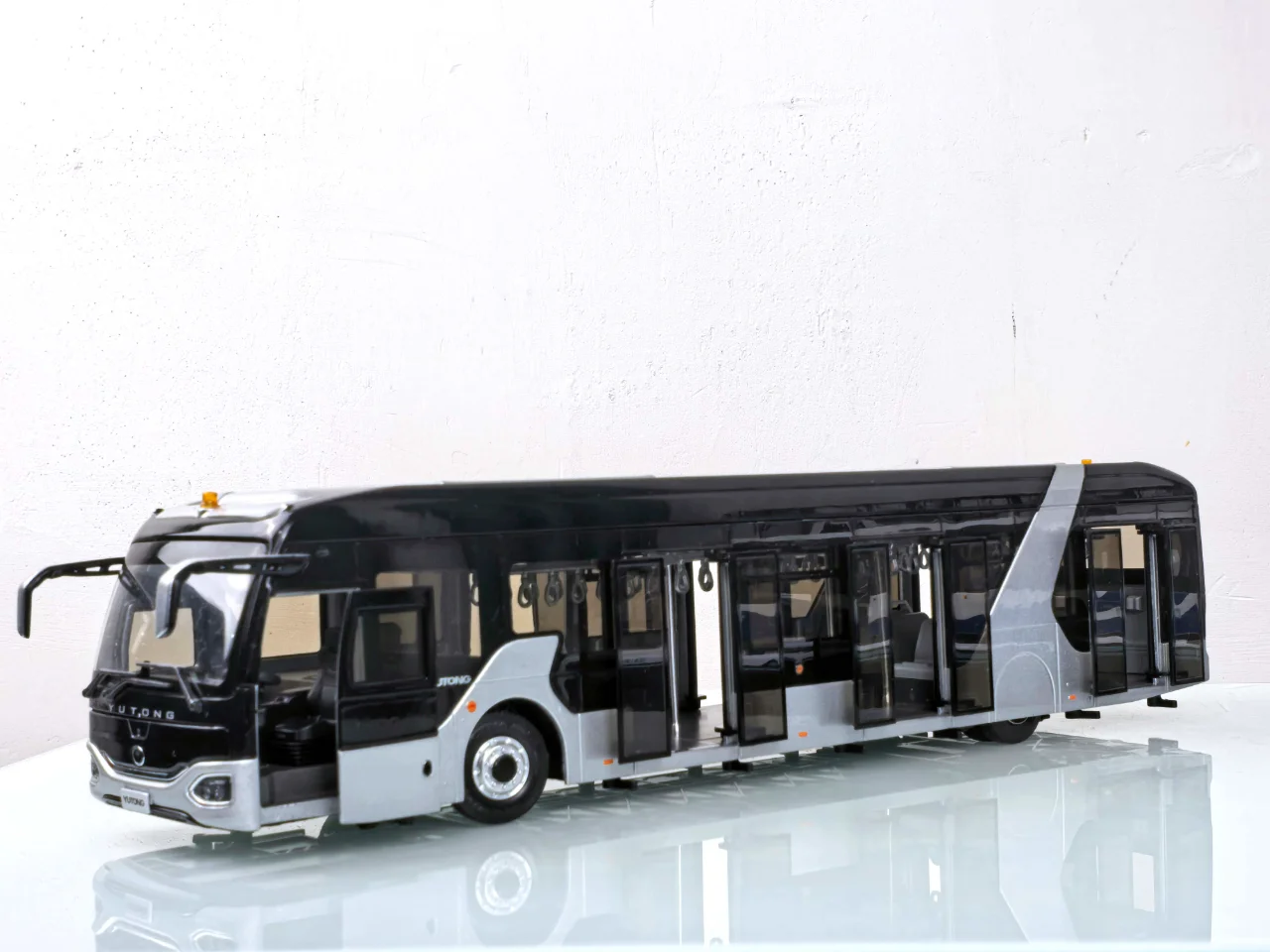 1:43宇通客车模型机场摆渡车-乘风天地间