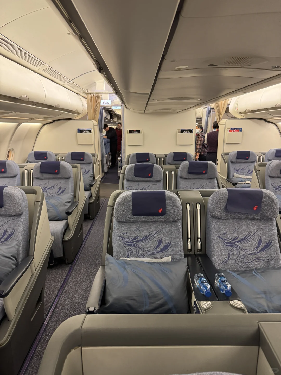 原来宽体机还有不能平躺的商务舱