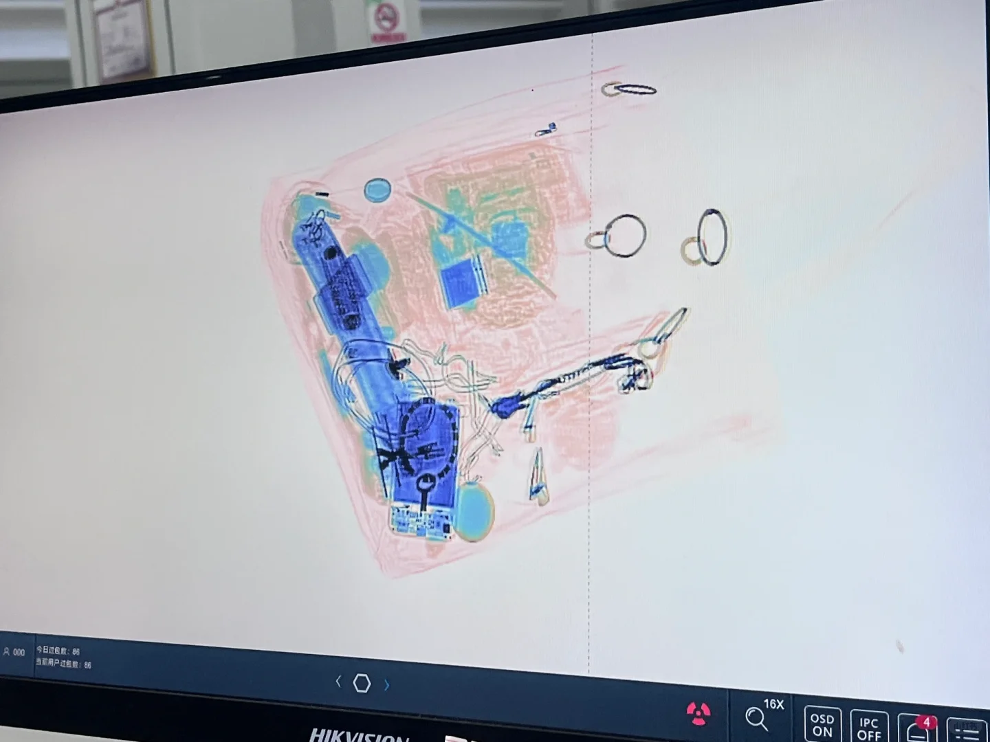 替大家看了支架和相机镜头过安检机的样子