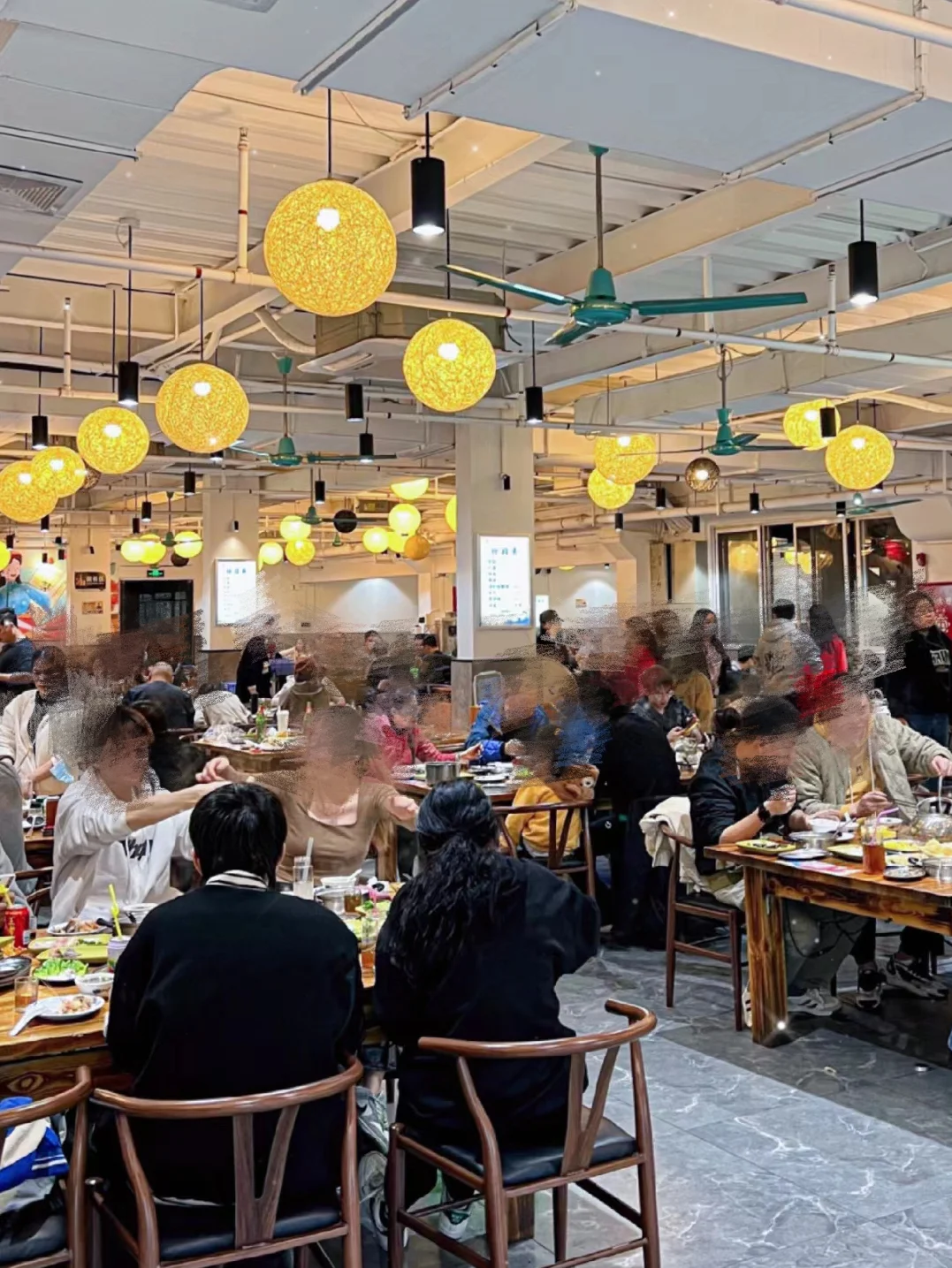 砸120万开的五百平火锅店 快撑不住了