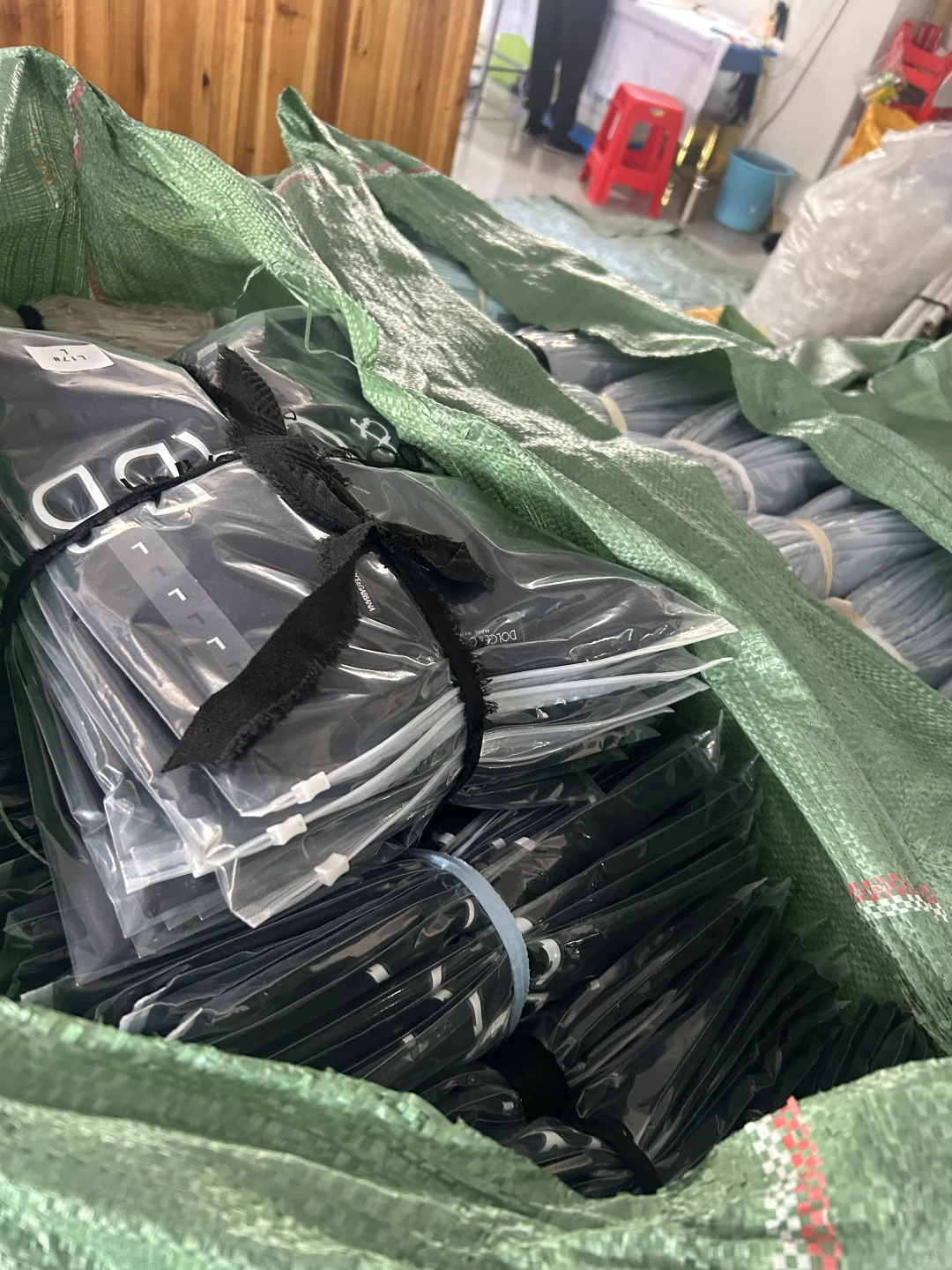 服装这么烂的生意，工厂只能靠卷细节了