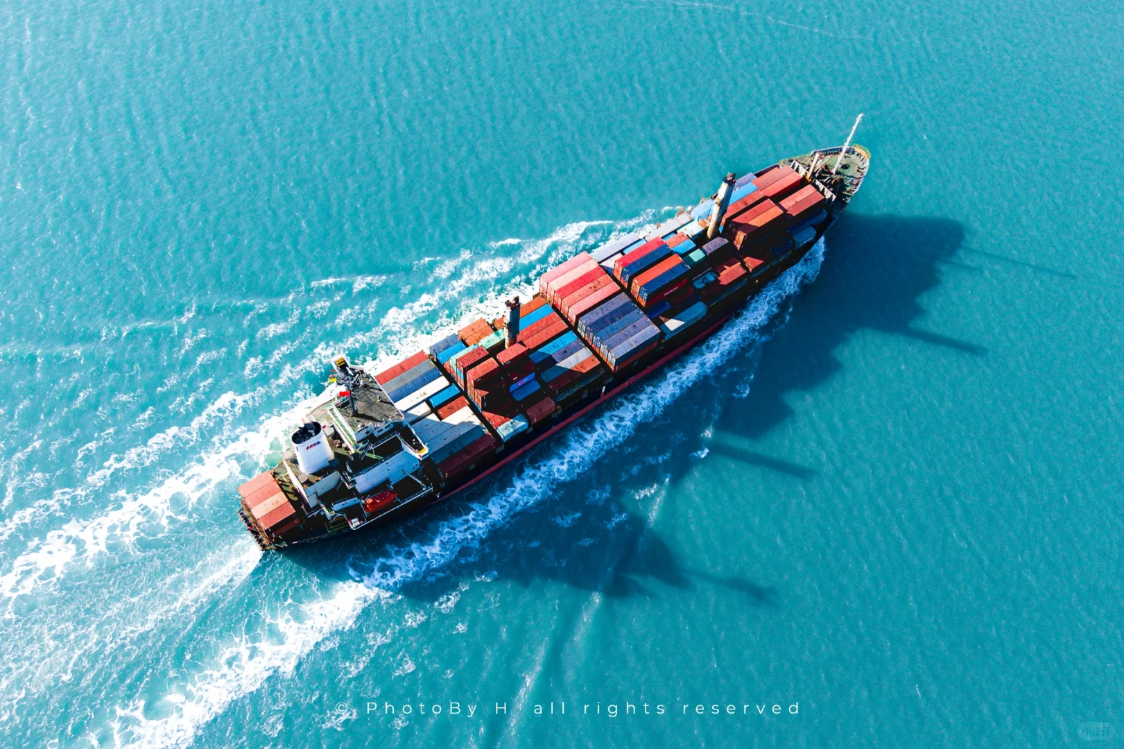 航拍摄影 | 空中视角下的集装箱货船